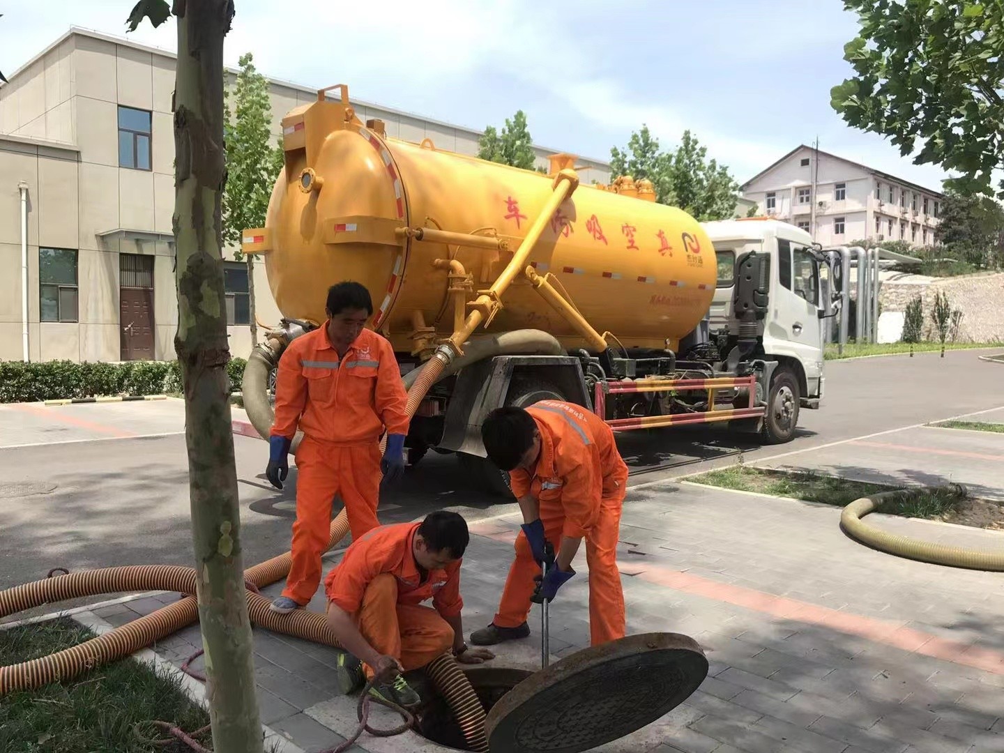 万安管道疏通车停在窨井附近