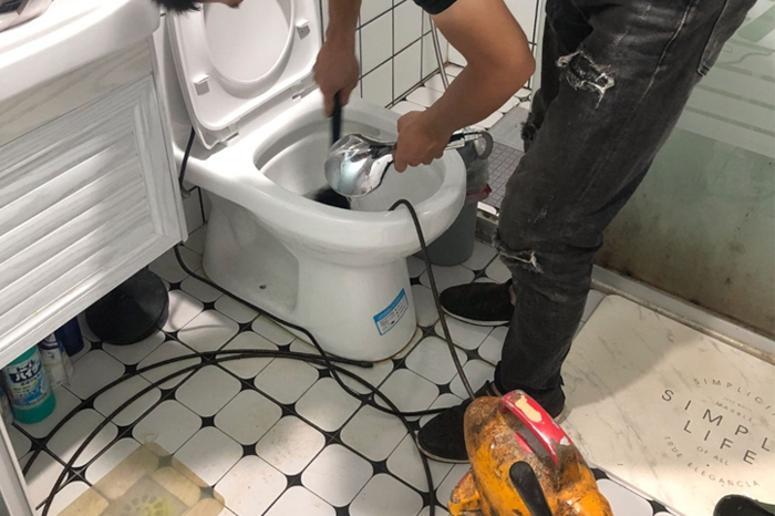 万安马桶堵塞自己疏通还是找师傅？专业上门服务让你省时更省心